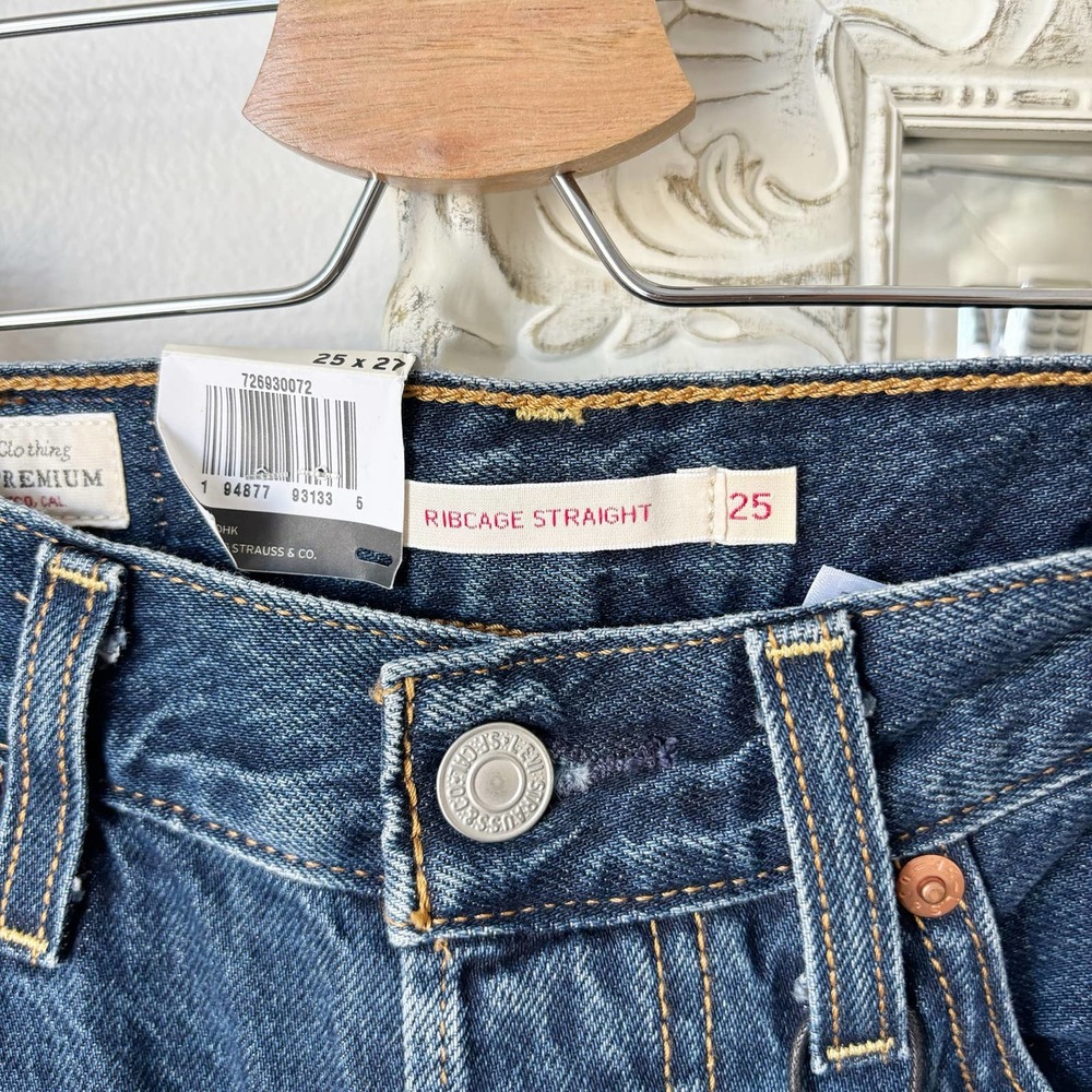 Levi’s Ribcage Straight Jeans - Picture 3 of 8